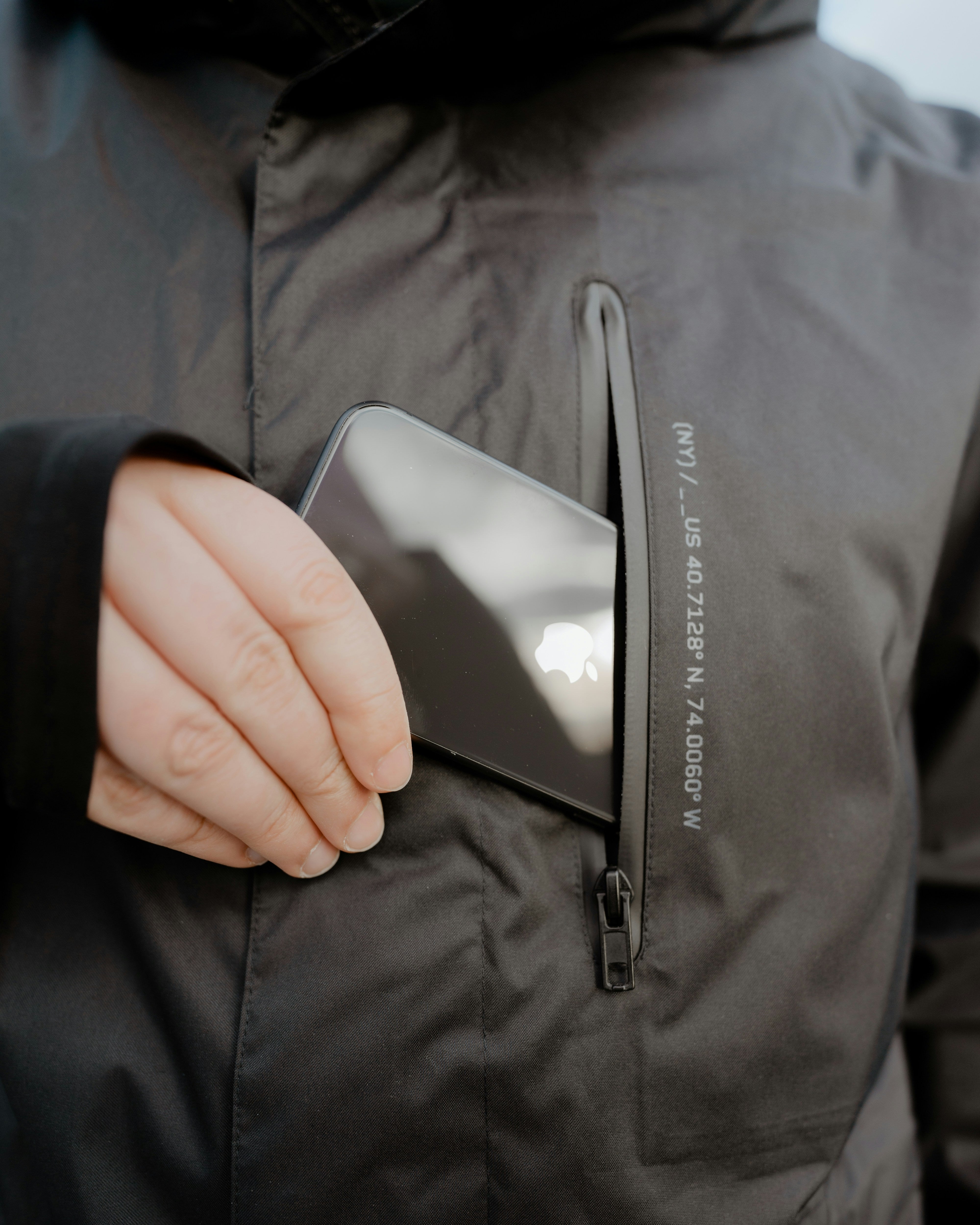 5 Essential Tips to Prevent Your Phone from Pickpockets, Theft, and Being Lost